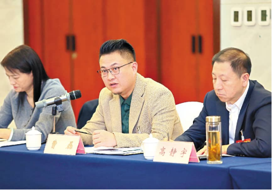 市政协经济一组委员曹磊（中）在认真审议市政协常委会工作报告