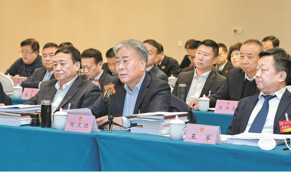 市人大代表认真审议政府工作报告