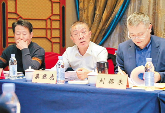 市政协民盟、社会科学组委员巢冠虎（中）在认真审议市政协常委会工作报告